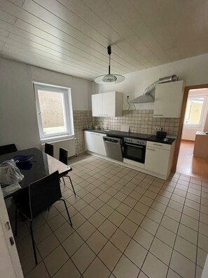 Kühlschrank, Ofen, Herdplatte, Kochgeschirr/Geschirr/Besteck