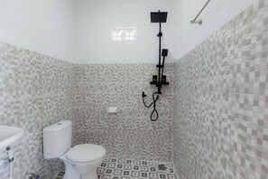 Dobbeltrom – standard, fjellutsikt | Bad | Dusj og håndklær