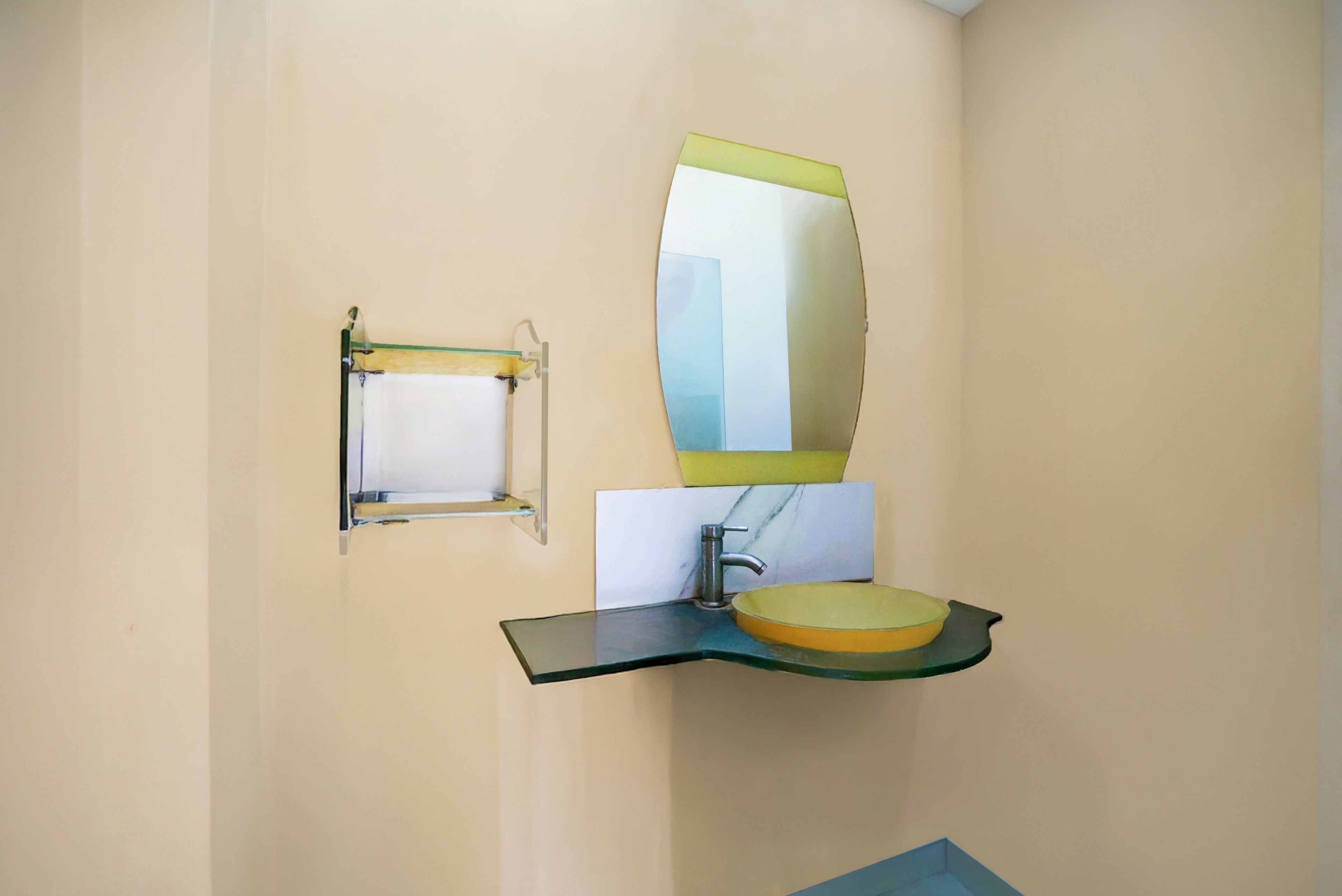 Une salle de bain avec un lavabo en verre, un miroir et un porte-serviettes.