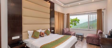 Superior Double Room | Desk, laptop workspace, iron/ironing board, free WiFi