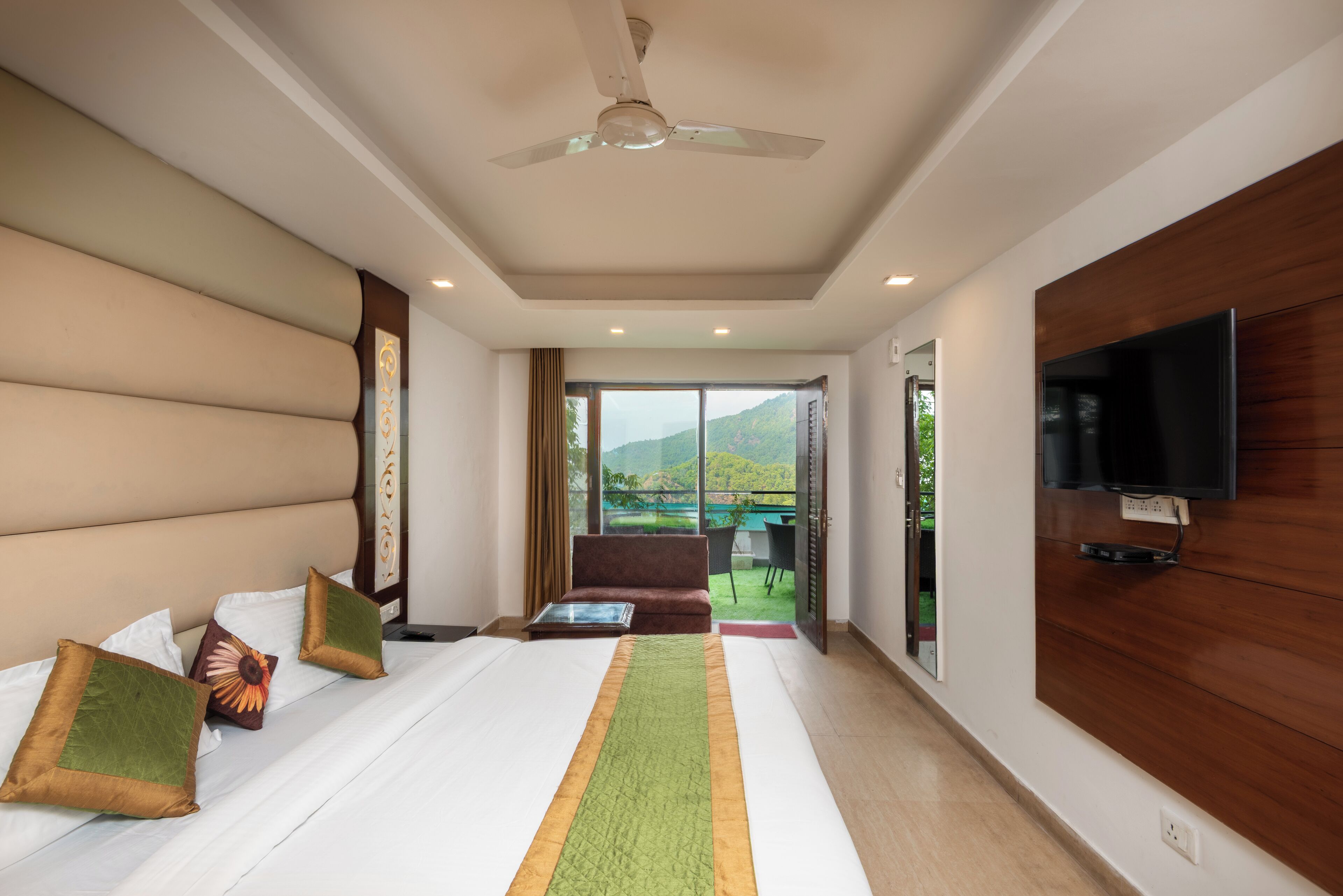 Quarto casal premium | Escrivaninha, espaço de trabalho para notebook