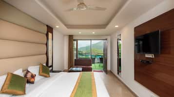 Quarto casal premium | Escrivaninha, espaço de trabalho para notebook