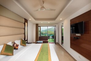Kamar Double Premium | Meja kerja, ruang kerja ramah laptop, dan setrika/meja setrika