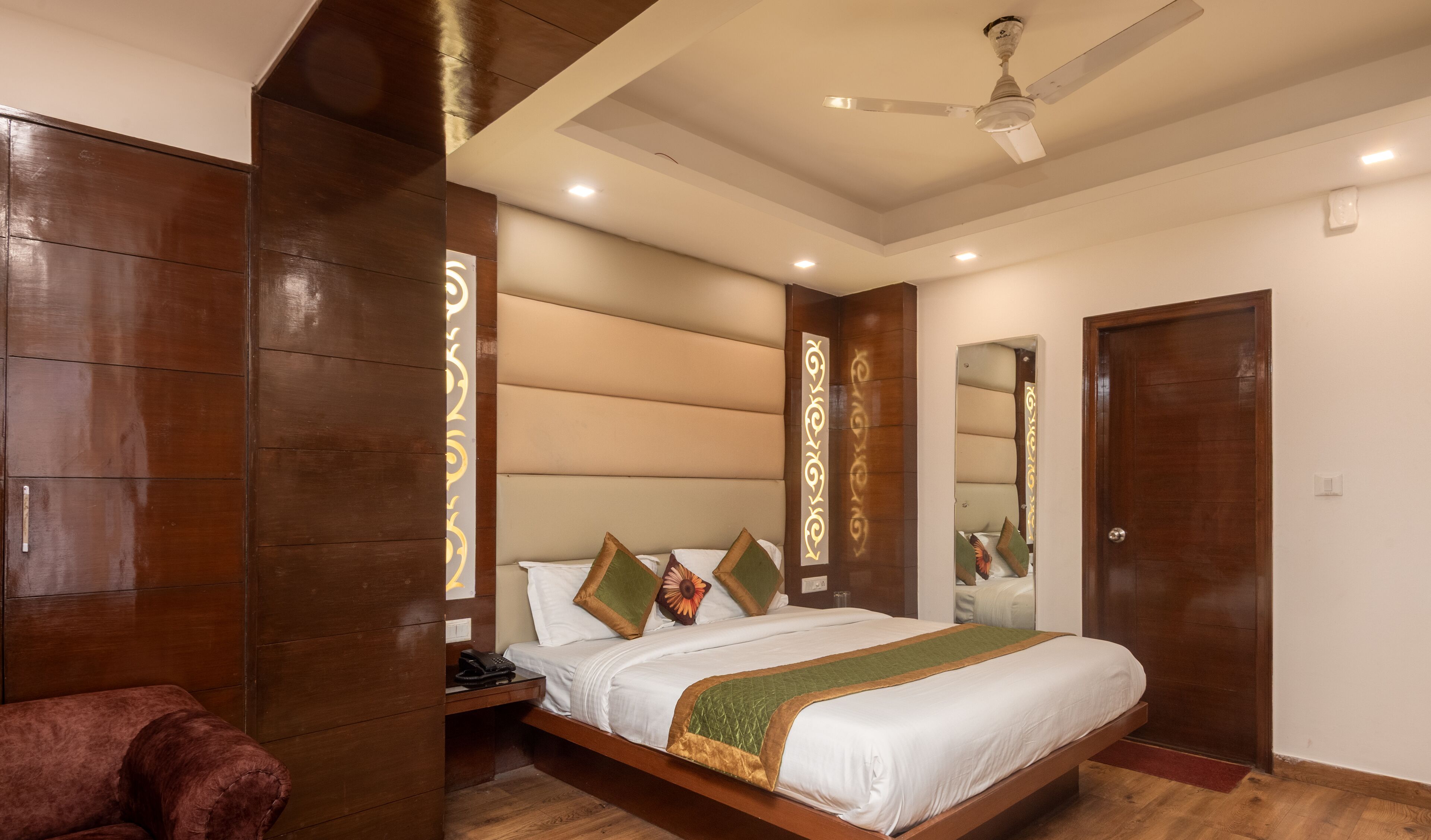 Bureau, espace de travail pour ordinateur portable