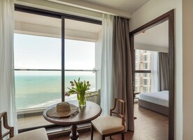 Luksus-lejlighed - 2 soveværelser - balkon - strandudsigt | Senge med topmadrasser, minibar, pengeskab på værelset, skrivebord