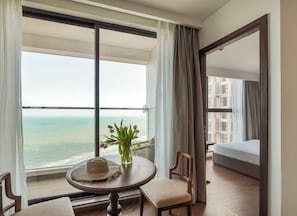 Apartamento superluxo, 2 quartos, sacada, vista para a praia | Camas com colchÔes pillow-top, frigobar, cofres nos quartos