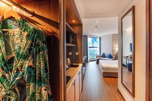 Studio exécutif, vue sur le jardin | Cuisine privée | Surface de cuisson, vaisselle et ustensiles