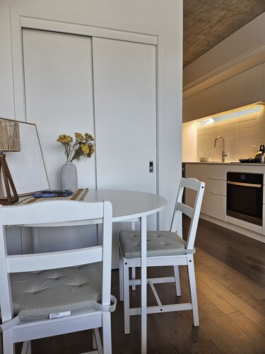 New studio in Ville-Marie, near subway, 20 mins to Old Town, with gym/lounge