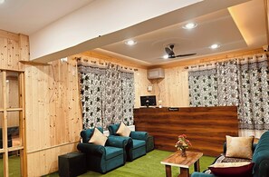 Reception - The Routes Pahalgam (Pahalgam)