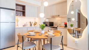 Une cuisine moderne avec un coin repas.