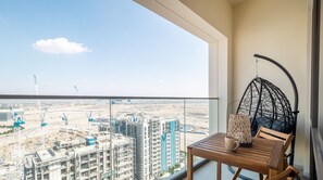 Appartement luxueux, balcon, vue sur la ville | Balcon