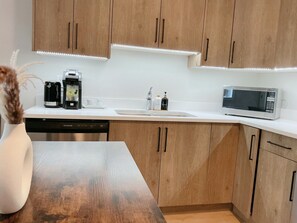 Frigorífico, microondas, horno y placa de cocina