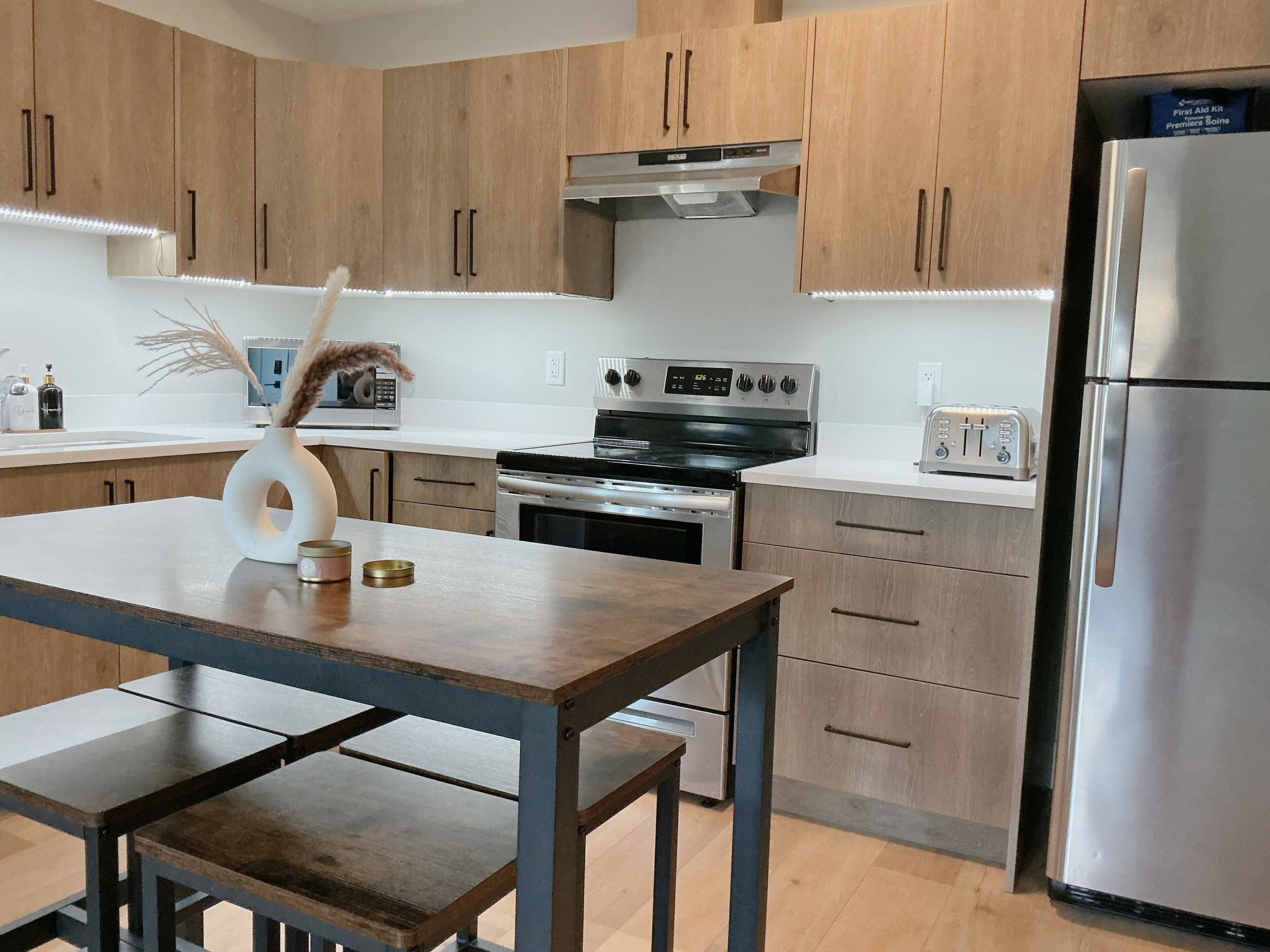 Fridge, microwave, oven, stovetop