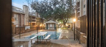 2-bedroom apartment in superb Dallas with WiFi, AC
