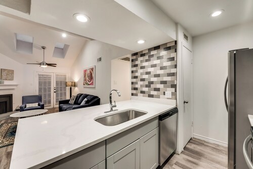 2-bedroom apartment in superb Dallas with WiFi, AC