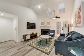 Smart TV, fireplace - 2-bedroom apartment in superb Dallas with WiFi, AC (Dallas)