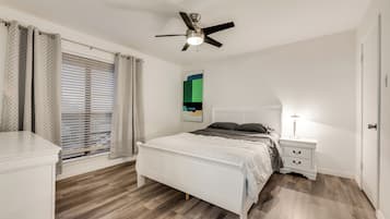 2 bedrooms, desk, iron/ironing board, WiFi