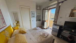 A bedroom with a bed, a desk, a chair, and a television. - IL FILO DI ARIANNA (Ricco del Golfo di Spezia)