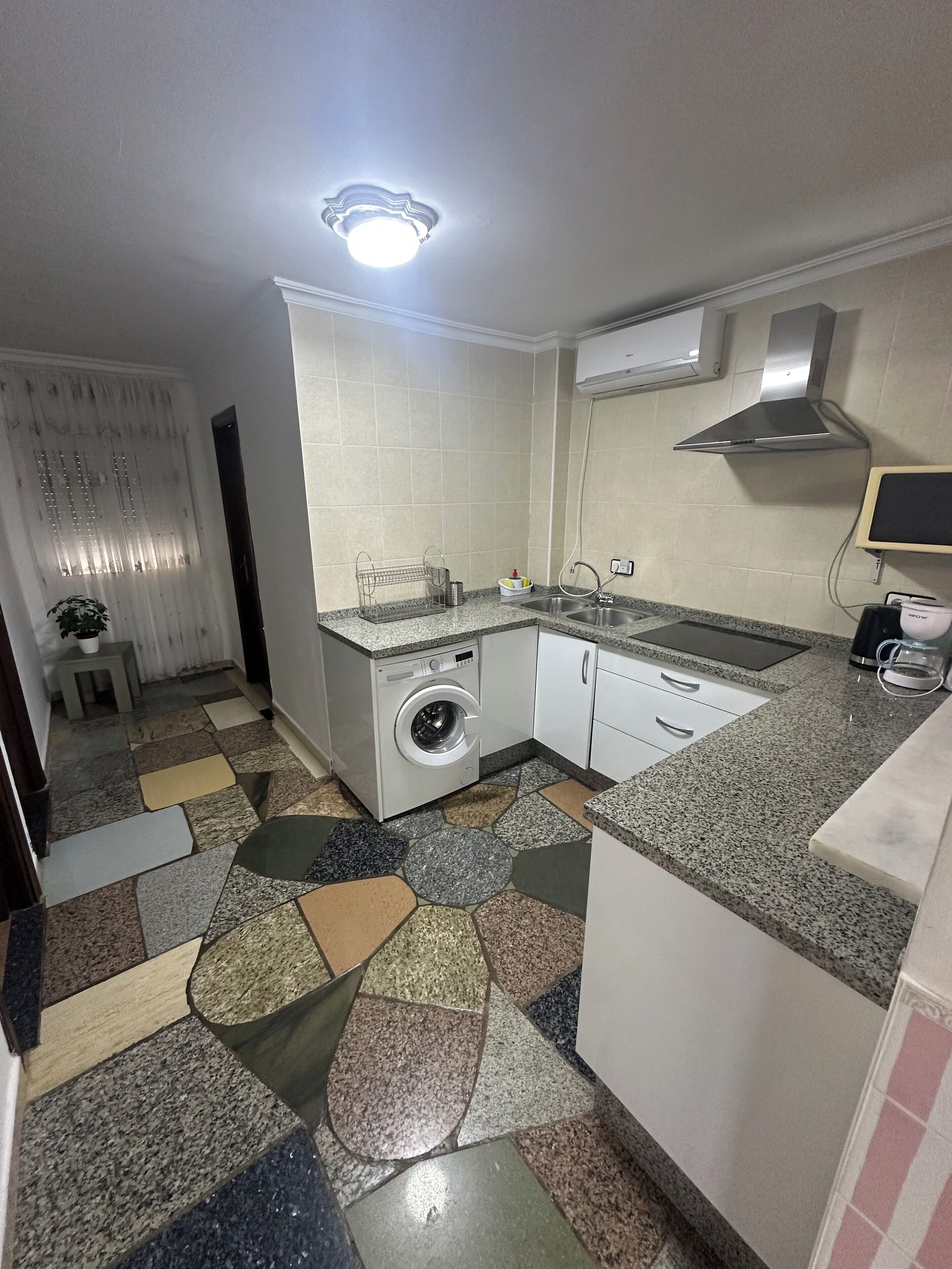 Een koelkast, een microgolfoven, een kookplaat