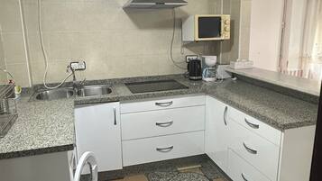 Réfrigérateur, micro-ondes, plaque de cuisson, cafetiÚre/bouilloire