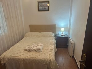 2 chambres, fer et planche à repasser, Wi-Fi, draps fournis