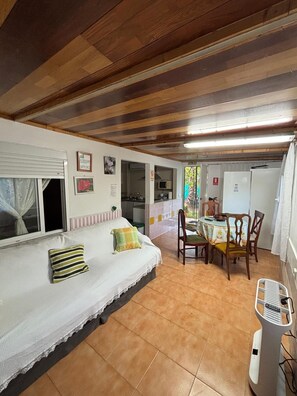 Interior - Cozy countryhouse  with garden in the shadow of grapevine in a finca with pool (Gibraleón)