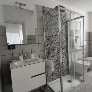 Doccia, asciugacapelli, bidet, asciugamani