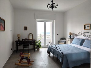 1 bedroom, desk, travel crib, WiFi