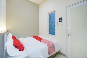 Kamar Double Deluks | Meja kerja dan seprai linen