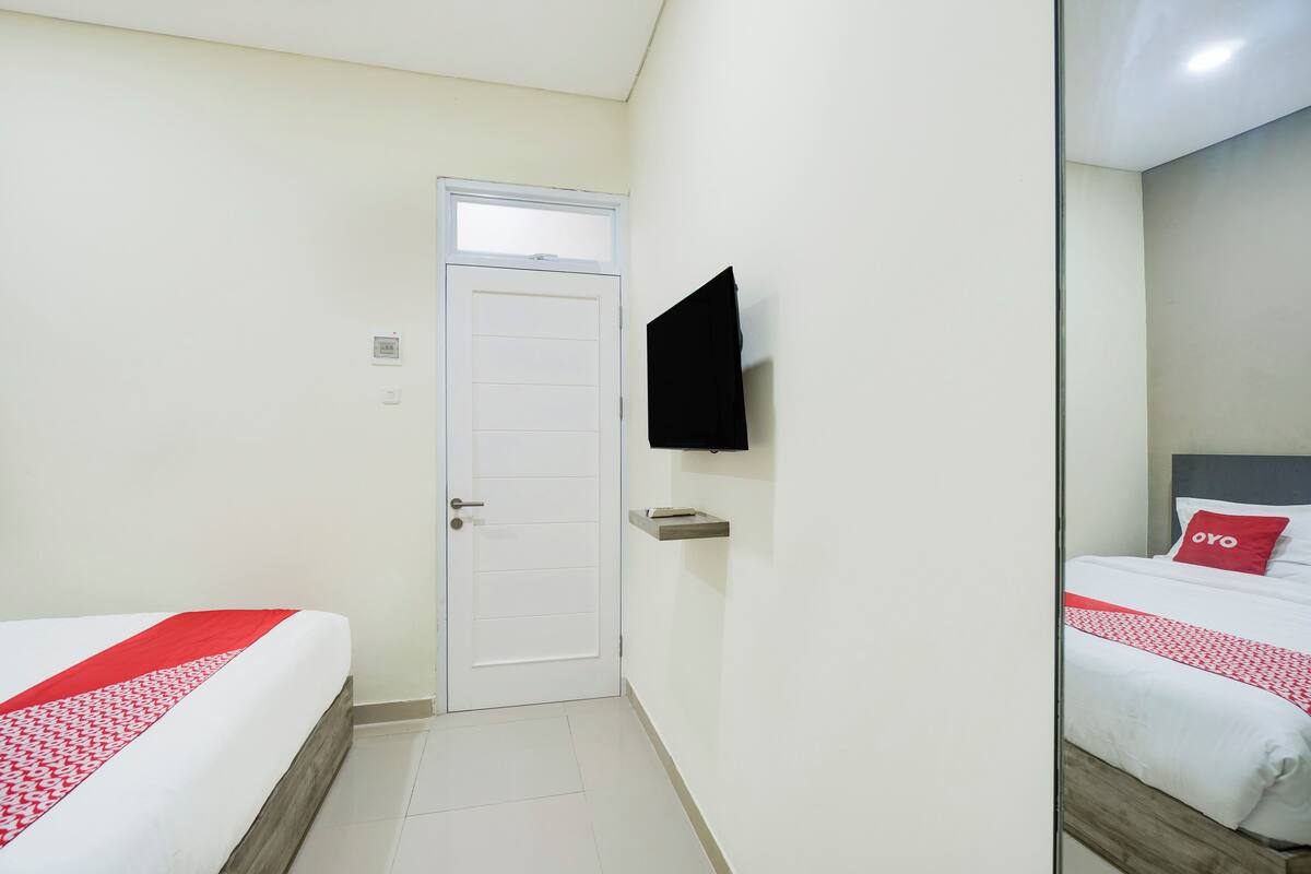 Kamar Double Deluks | Meja kerja dan seprai linen