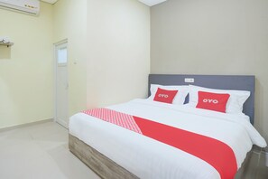 Habitación Deluxe doble | Escritorio y ropa de cama