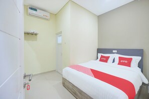 Habitación Deluxe doble | Escritorio y ropa de cama