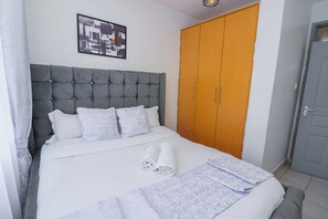 1 habitación, escritorio, tabla de planchar con plancha y wifi 