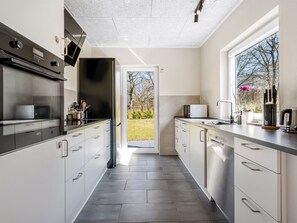 Kühlschrank, Mikrowelle, Ofen, Geschirrspüler