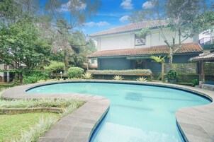 Una piscina al aire libre
