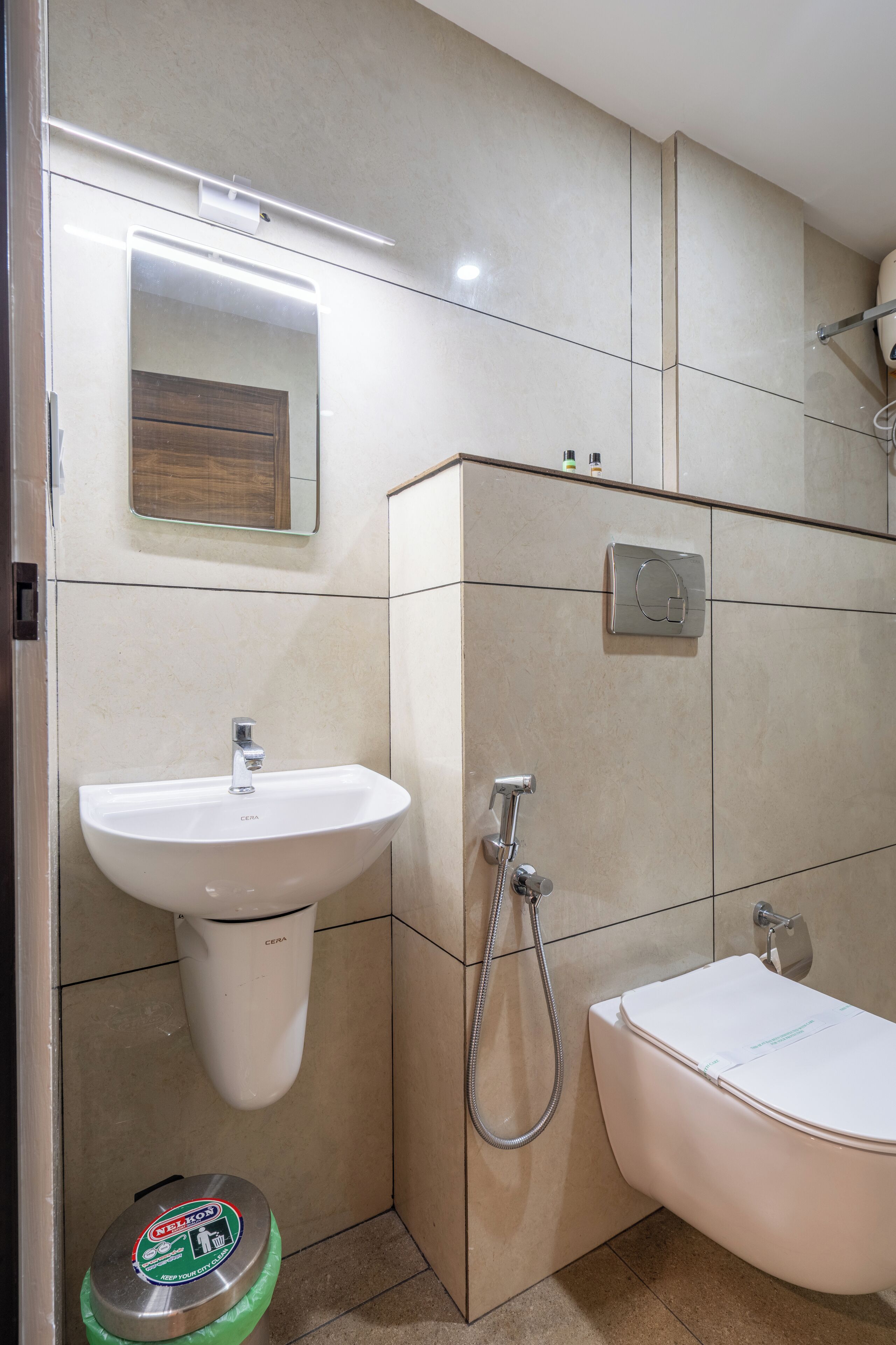 Ein modernes Badezimmer mit einem Standwaschbecken, einer Toilette und einer Dusche.