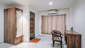 Una habitación moderna con un armario de madera, un escritorio y una silla.