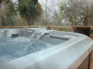 Outdoor spa tub - Lou Pichoun - Private Jacuzzi & Vineyards (Gaillac)