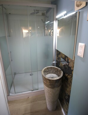 Shower, hair dryer, towels, soap - Lo Pitchoun, Gite for 2 with Jaccuzzi in the heart of nature Gaillac (Gaillac)