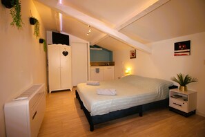 1 bedroom, free WiFi, bed sheets - Lou Pichoun - Private Jacuzzi & Vineyards (Gaillac)
