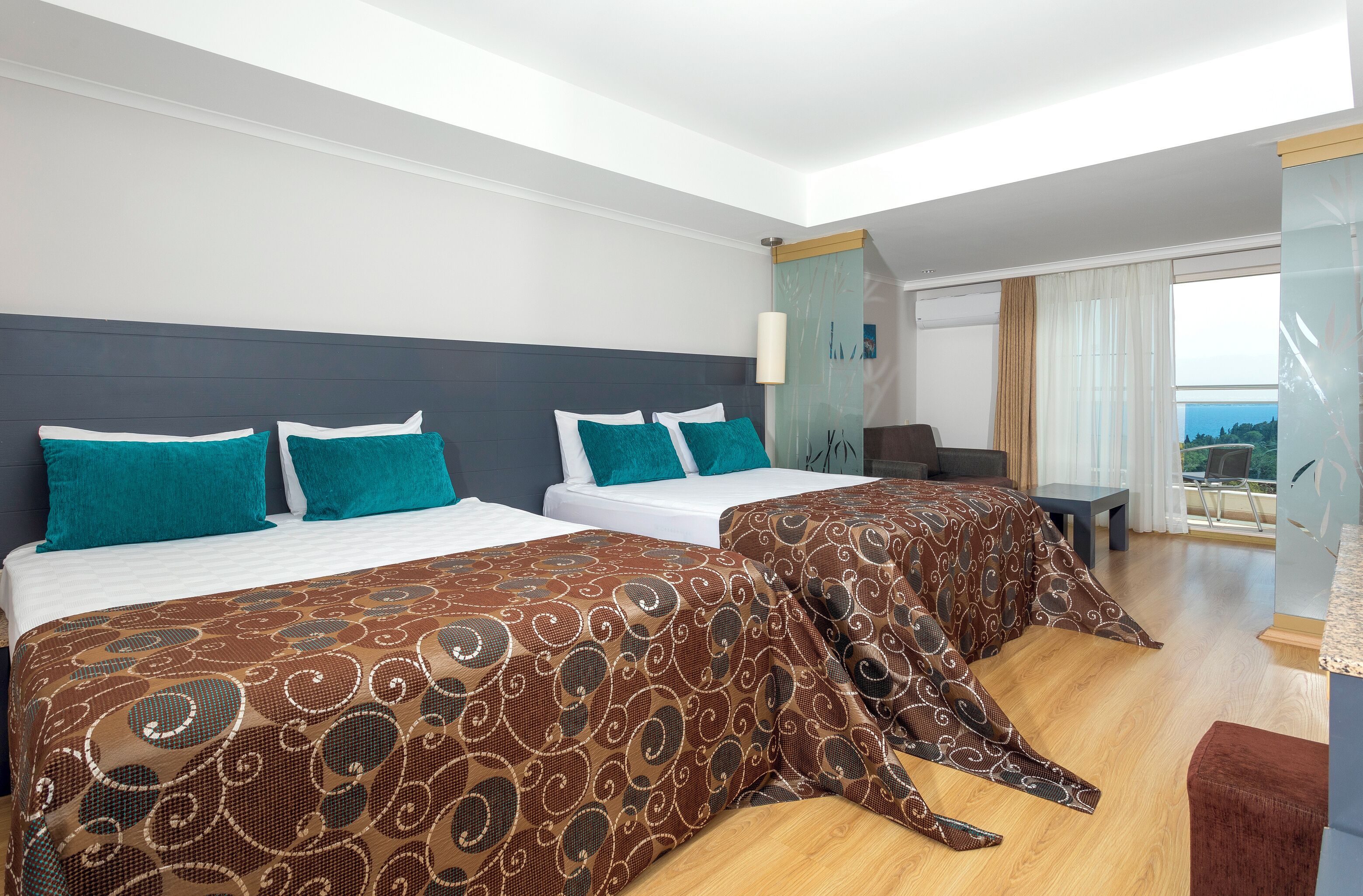 ห้องซูพีเรีย, ระเบียง, เห็นวิวทะเลบางส่วน | ตู้นิรภัยในห้องพัก