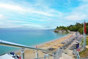 หาดส่วนตัว, รถรับส่งชายหาด (ฟรี), เก้าอี้อาบแดด, ร่มชายหาด