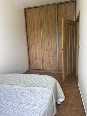 1 slaapkamer, een strijkplank/strijkijzer, wifi, beddengoed