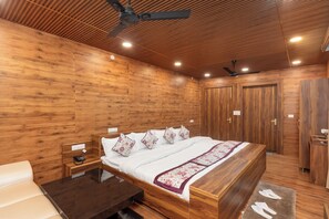 Deluxe Room | Iron/ironing board, free WiFi