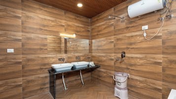 Habitación Deluxe | Baño | Regadera, amenidades de baño gratuitas, pantuflas, toallas
