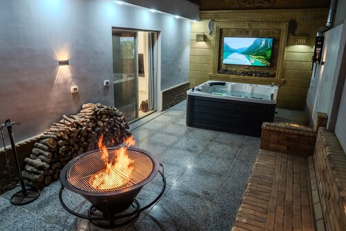 Luxury Retreat Jacuzzi & Firepit with WiFi, AC