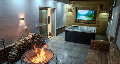 Luxury Retreat Jacuzzi & Firepit with WiFi, AC