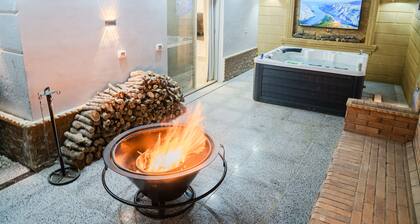 Luxury Retreat Jacuzzi & Firepit with WiFi, AC