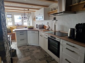 Réfrigérateur, micro-ondes, plaque de cuisson, lave-vaisselle