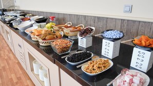 A buffet with various food items including bread, fruits, nuts, and other snacks. - Zade Life OTEL (Gaziantep)